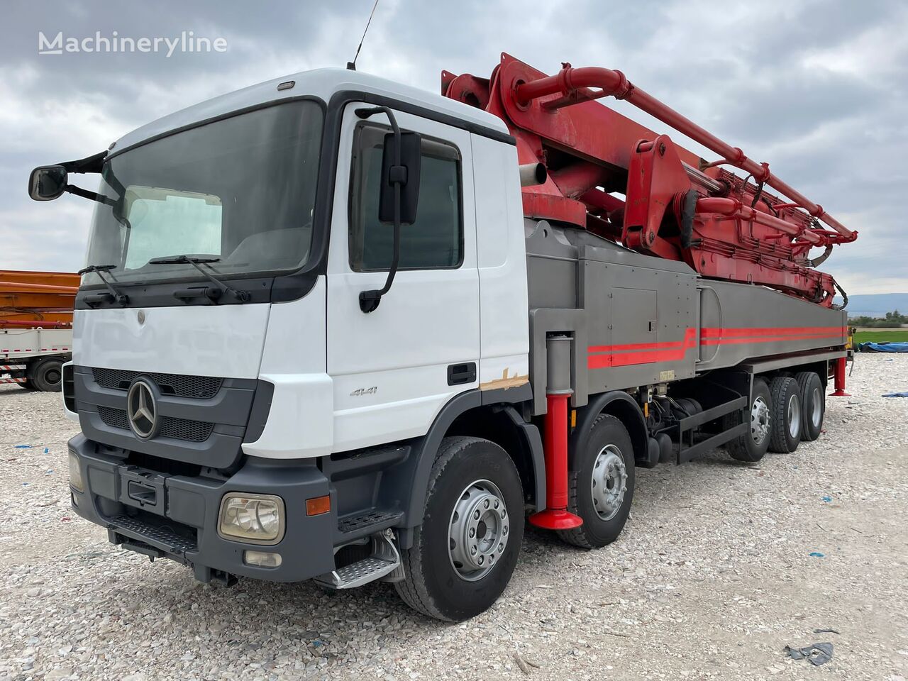 автобетононасос KCP 55  на шасси Mercedes-Benz ACTROS